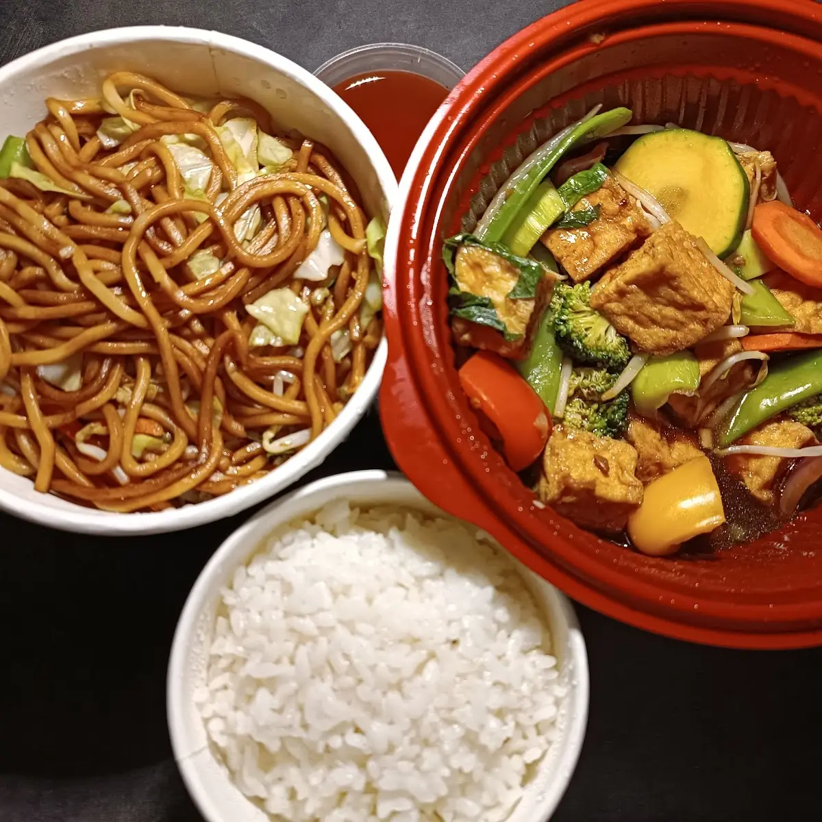 Nudelbox Mit Gemüse Und Wokgemüse Mit Tofu Und Reis