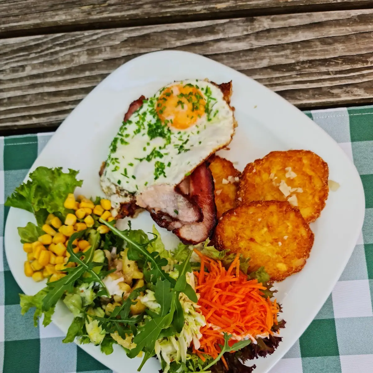 Kartoffelpuffer Mit Speckm Spiegelei Und Salatgarnitur