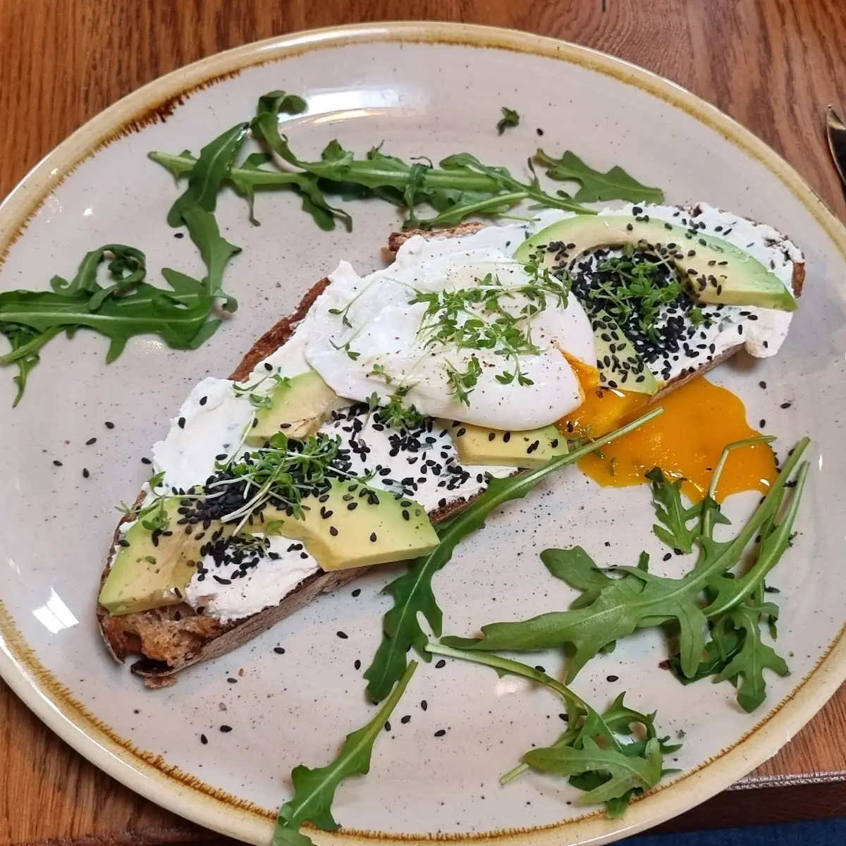 Brot Mit Avocado Und Pochiertem Ei