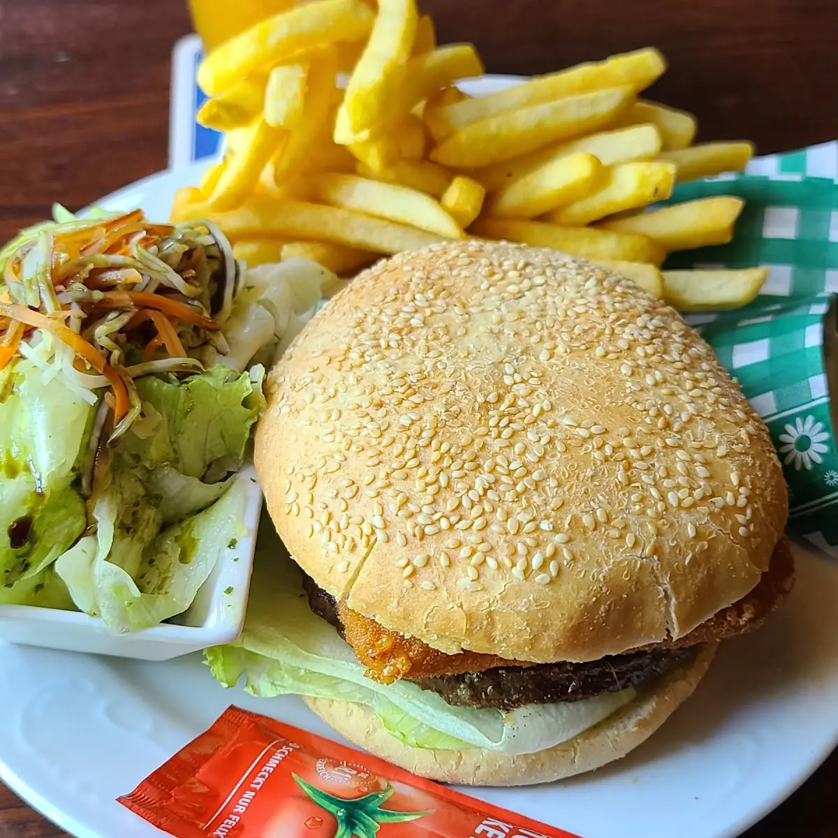 Knuspriger Chik’n Burger Mit Pommes