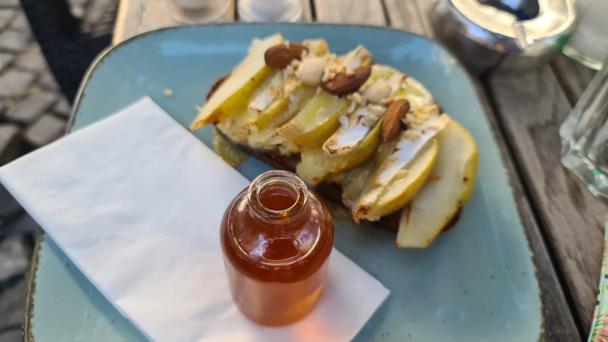 Joseph Brot Mit Birne Und Camembert Überbacken