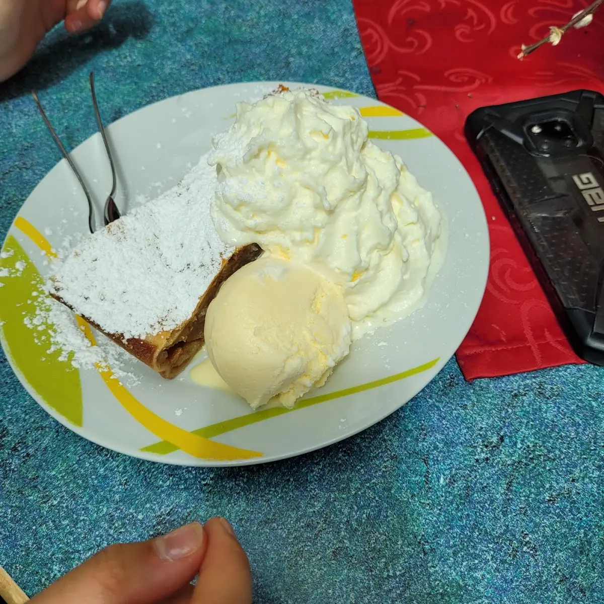 Apfelstrudel Mit Vanilleeis Und Sahne