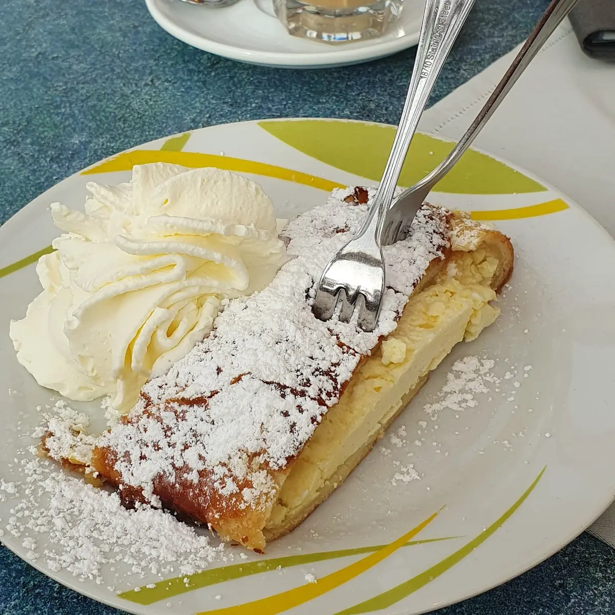 Warmer Topfenstrudel Mit Schlagsahne