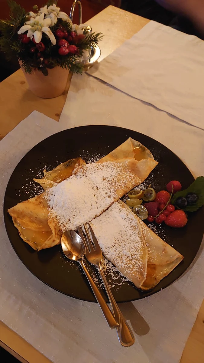 Palatschinken Mit Hausgemachter Marillenmarmelade
