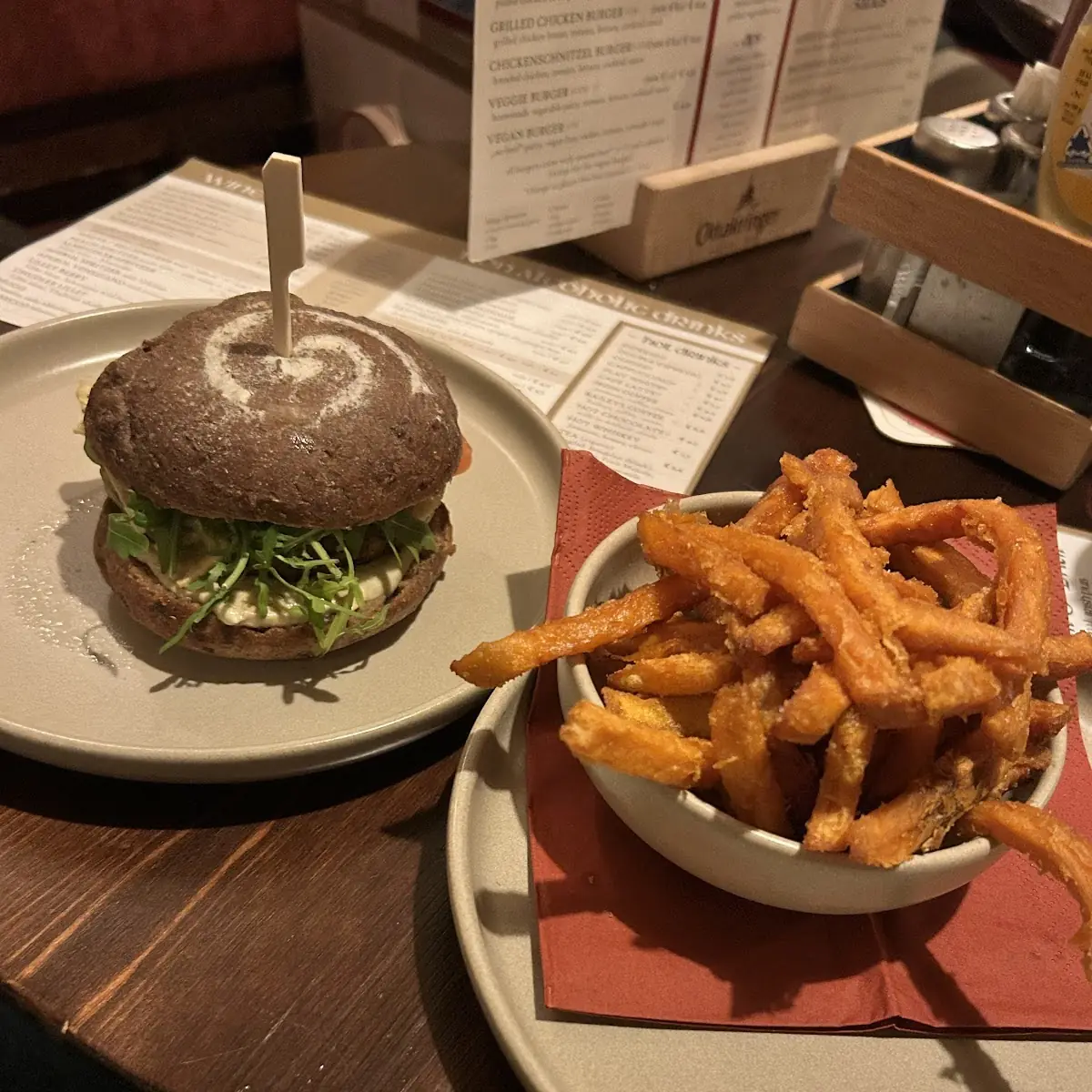 Veganer Glutenfreier Burger Mit Süßkartoffelpommes