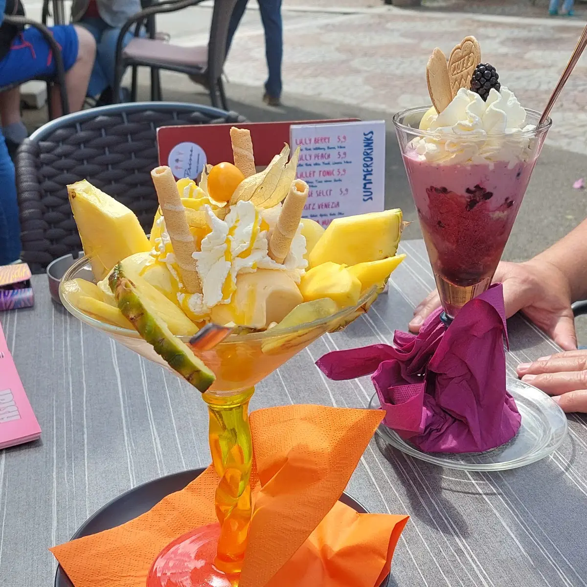 Mangobecher Und Waldbeerenbecher