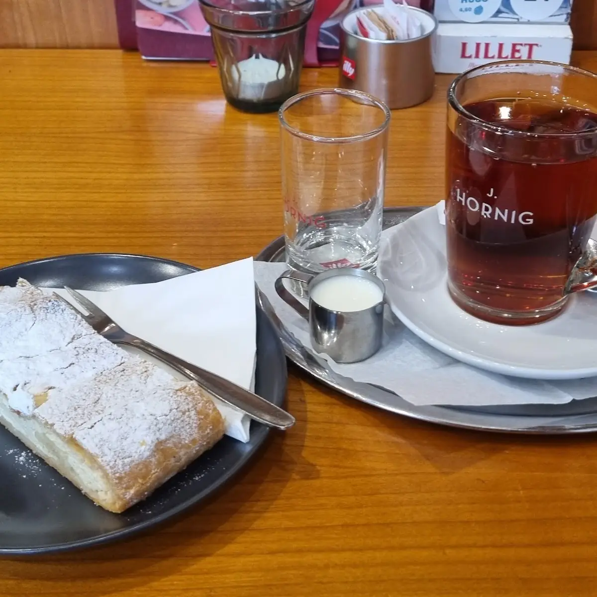 Schwarztee Mit Topfenstrudel