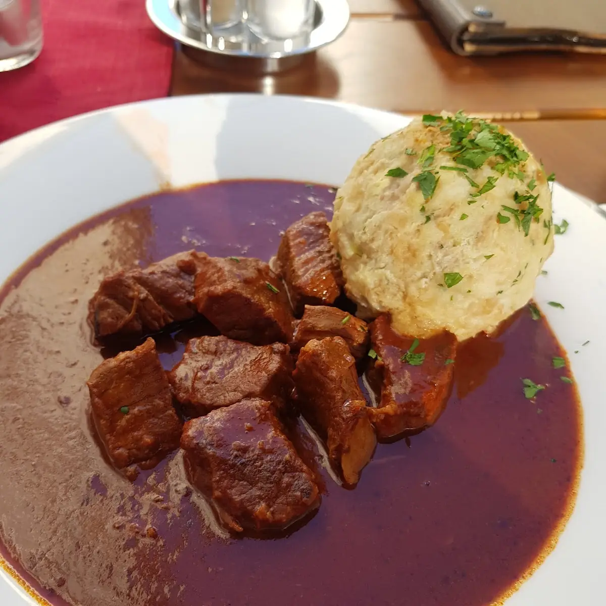 Rindsgulasch Mit Knödel