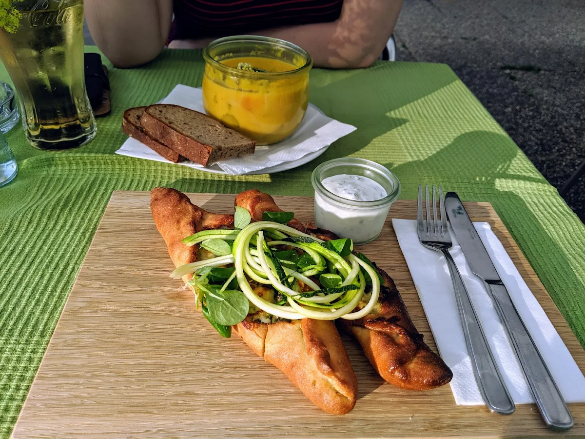 Pide Mit Feta Und Gemüsecurry