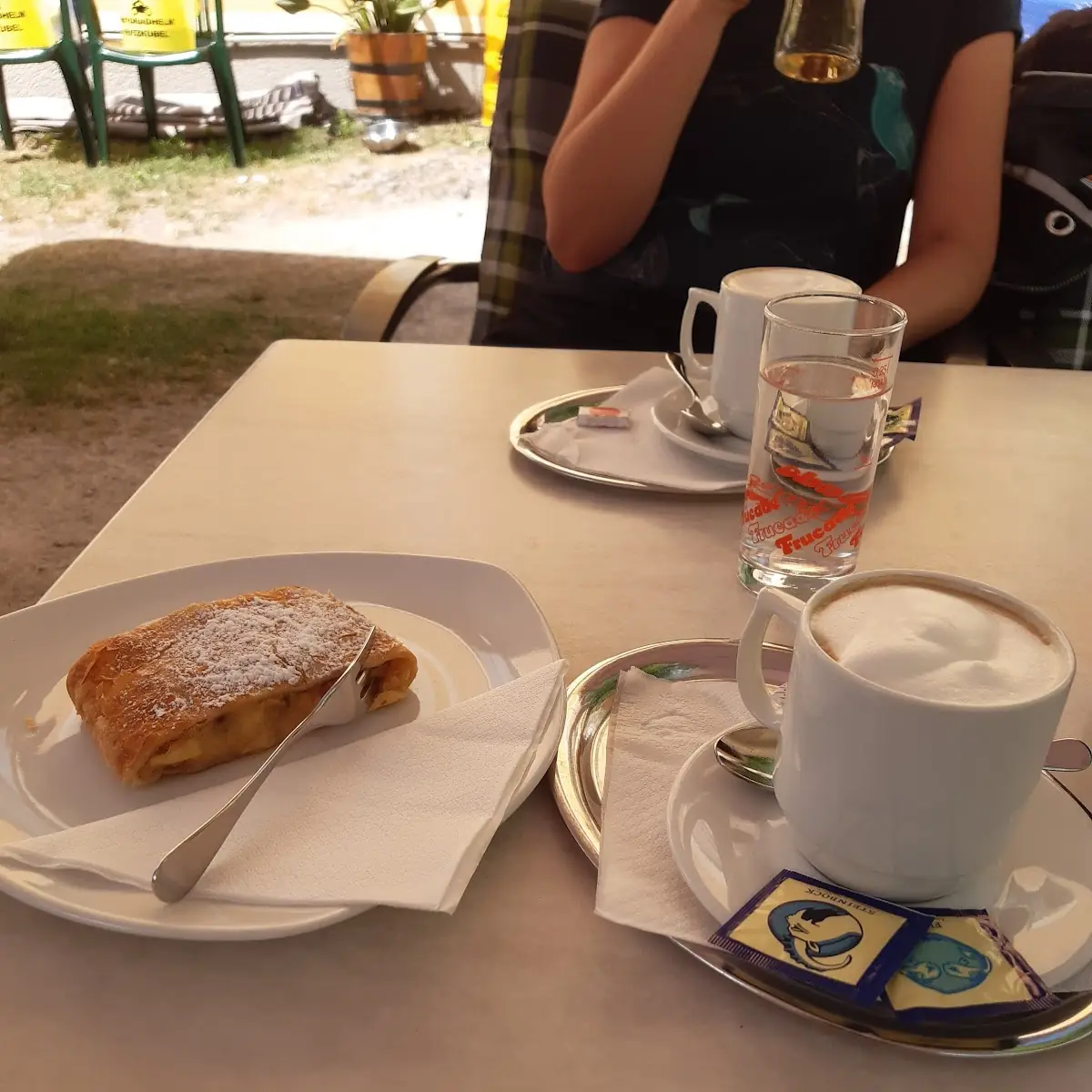 Apfelstrudel Und Melange