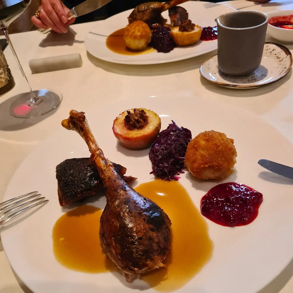 Erdäpfel-grießknödel - Blaukraut - Bratapfel