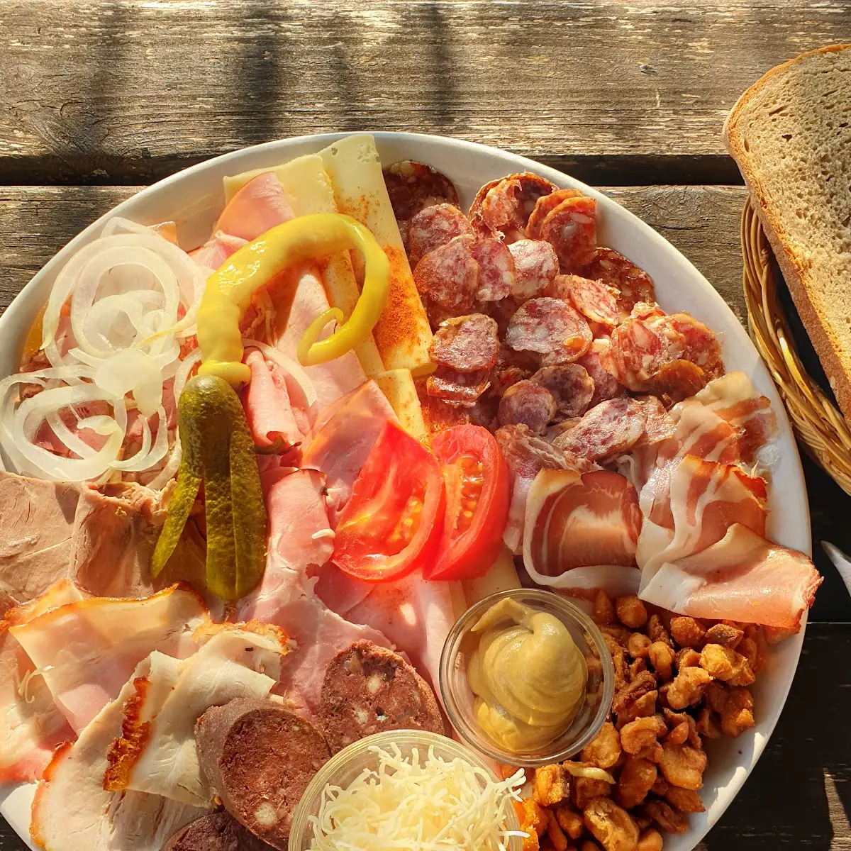 Gemischte Jause Und Weitzers Spezial Brot
