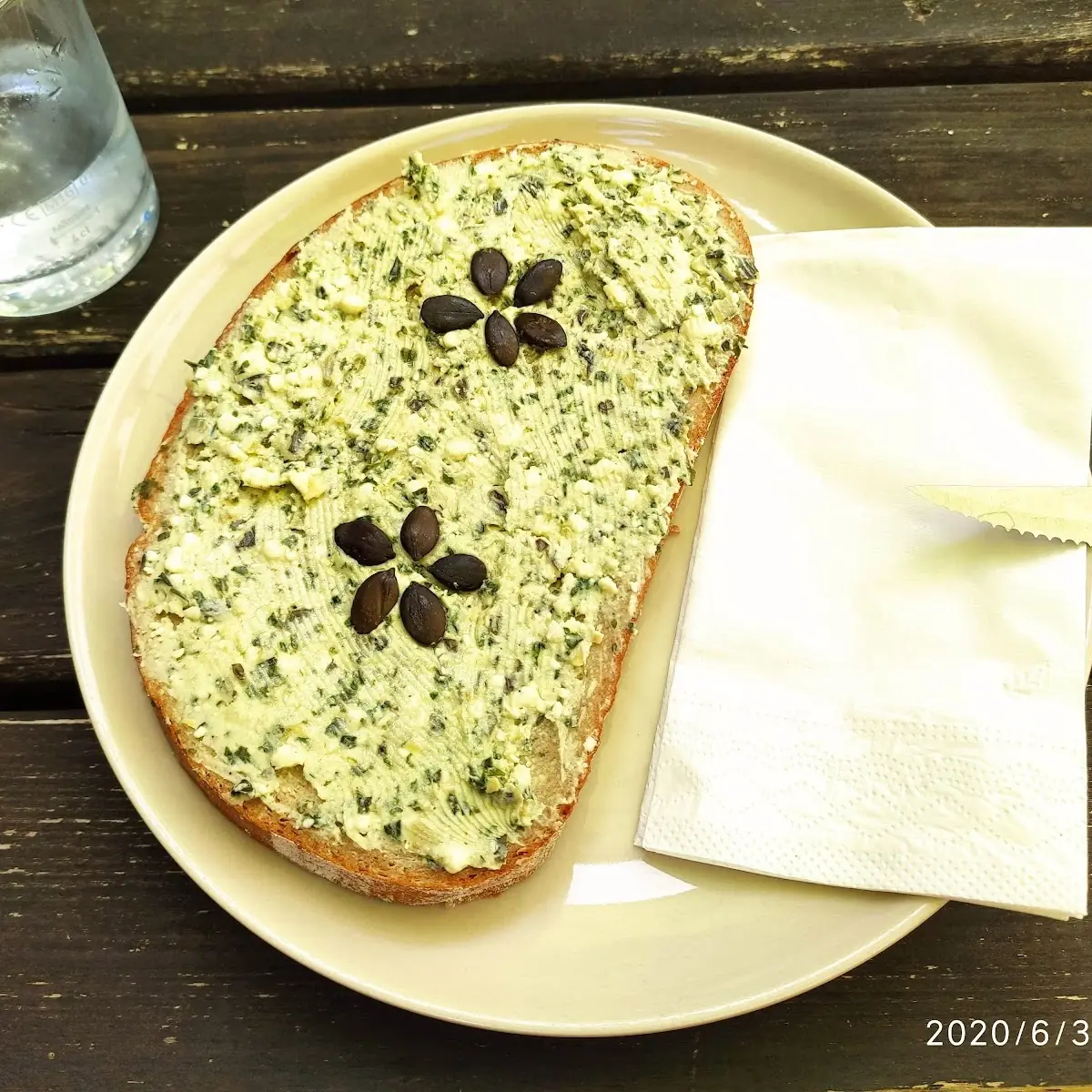 Kürbiskernaufstrich Auf Schwarzbrotscheibe