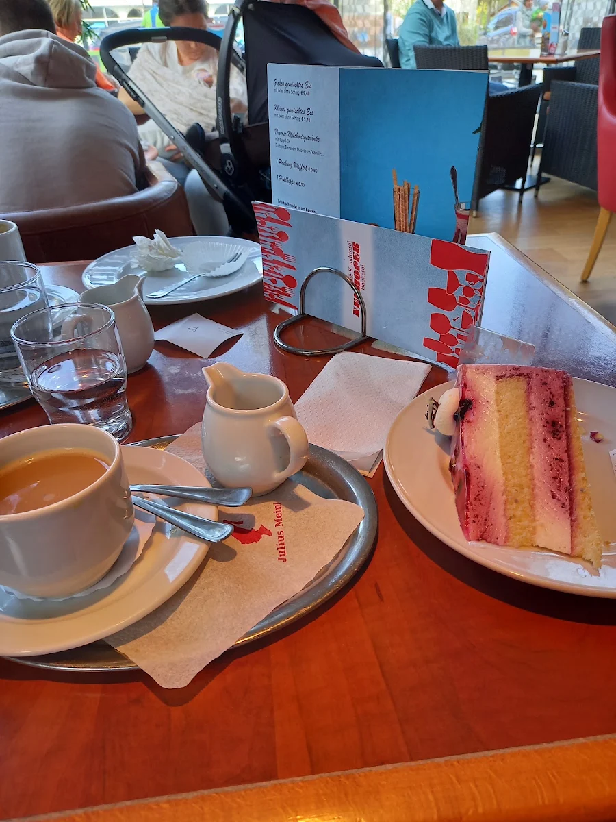 Cafe Mit Himbeersahnetorte