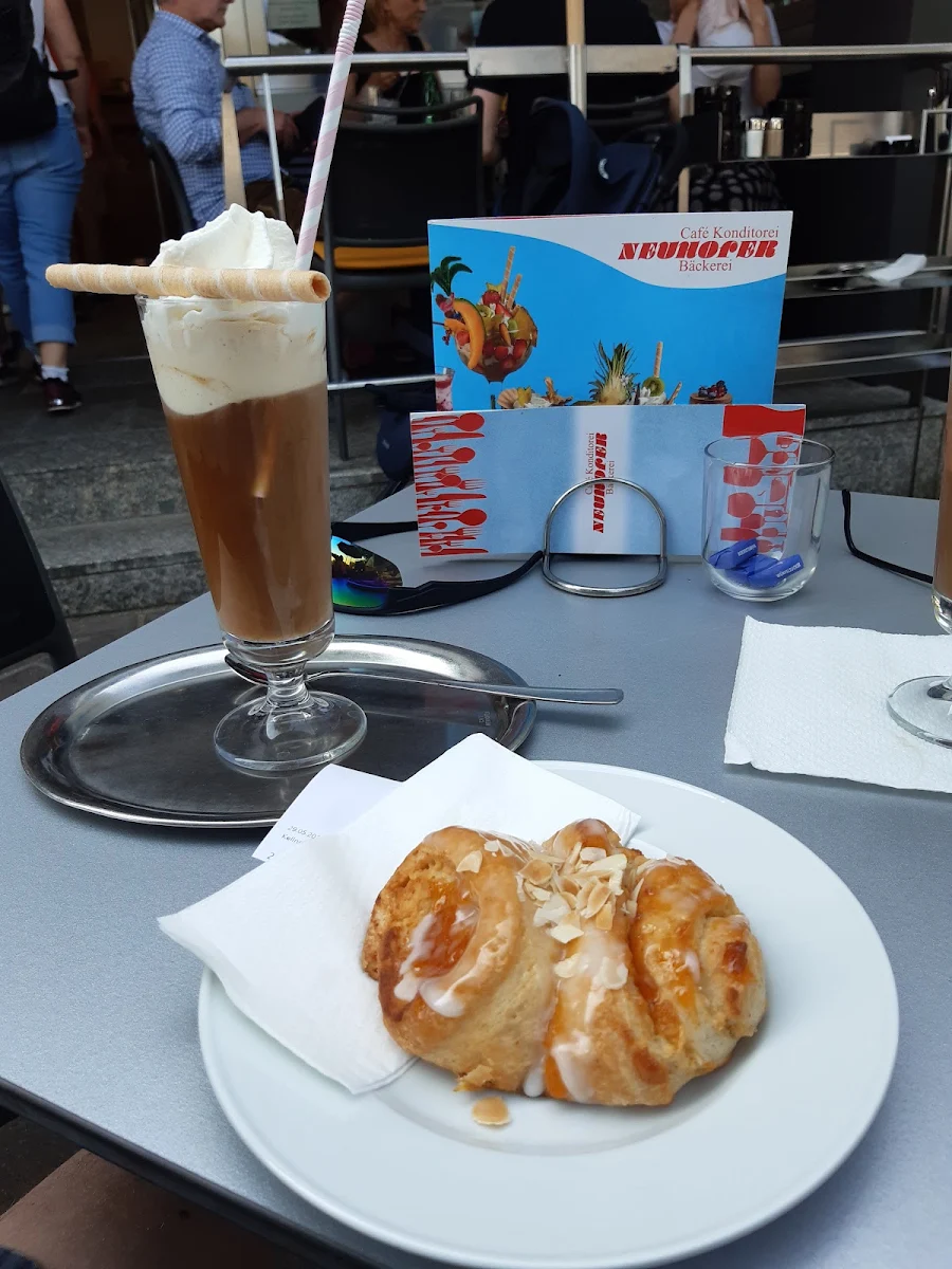 Eiskaffee Mit Plundergebäck