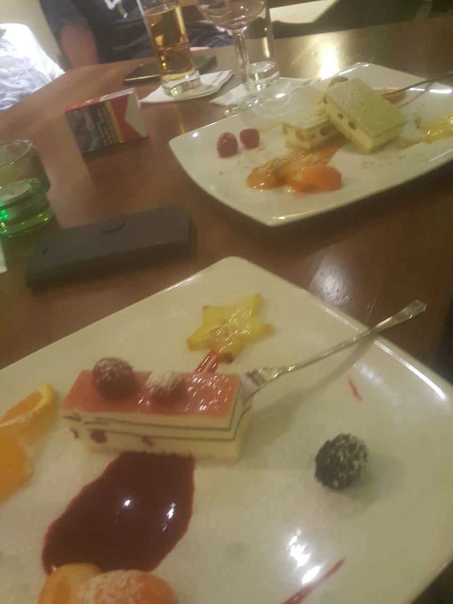 Lasagne Aus Weißer Schokolade Und Himbeer Und Grüne Milchschnitte Aus Pistazie
