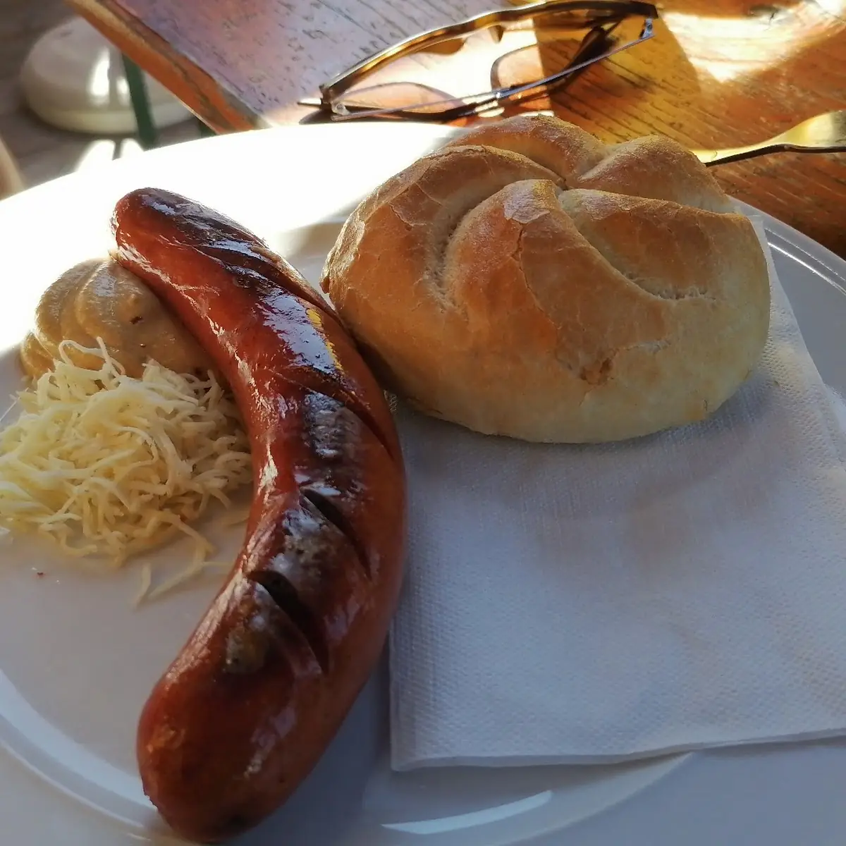 Bratwurst Mit Brot Und Senf