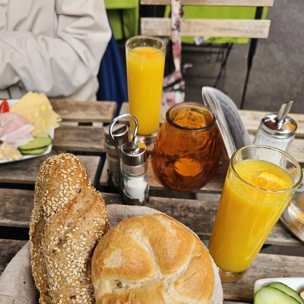Булка И Апельсиновый Сок