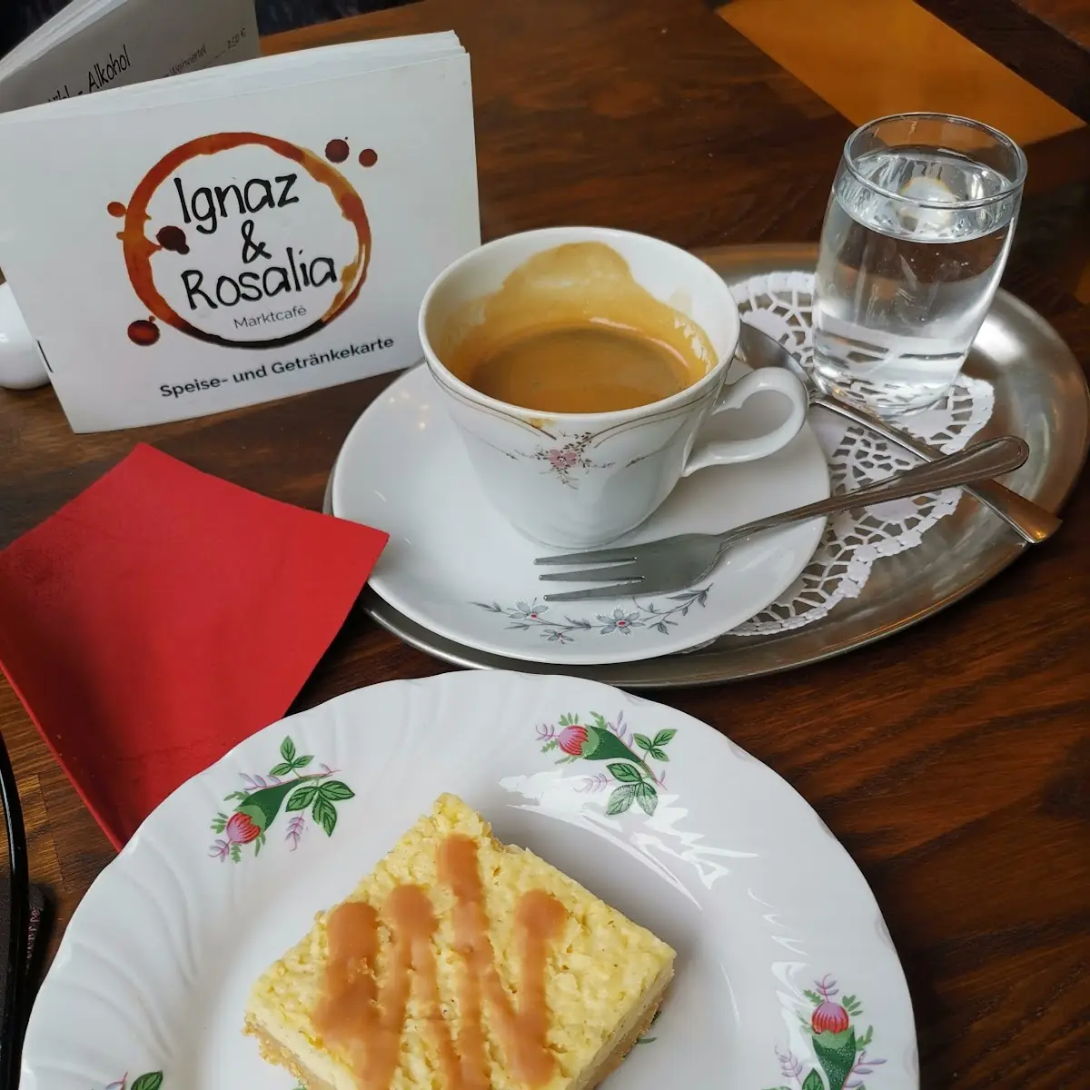Großer Schwarzer Und Cheesecake Mit Salzkaramel