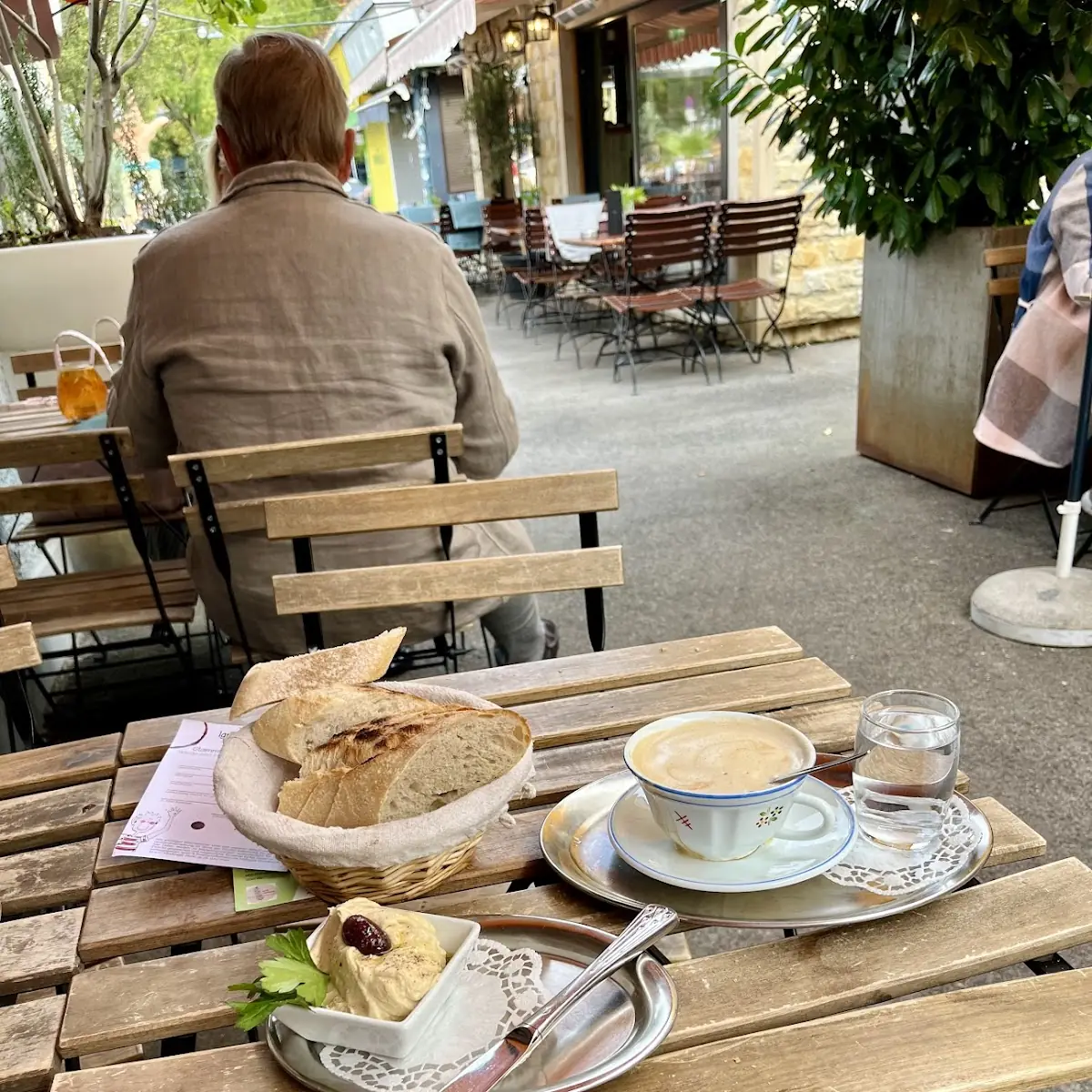 Hummus Und Sauerteigbagett