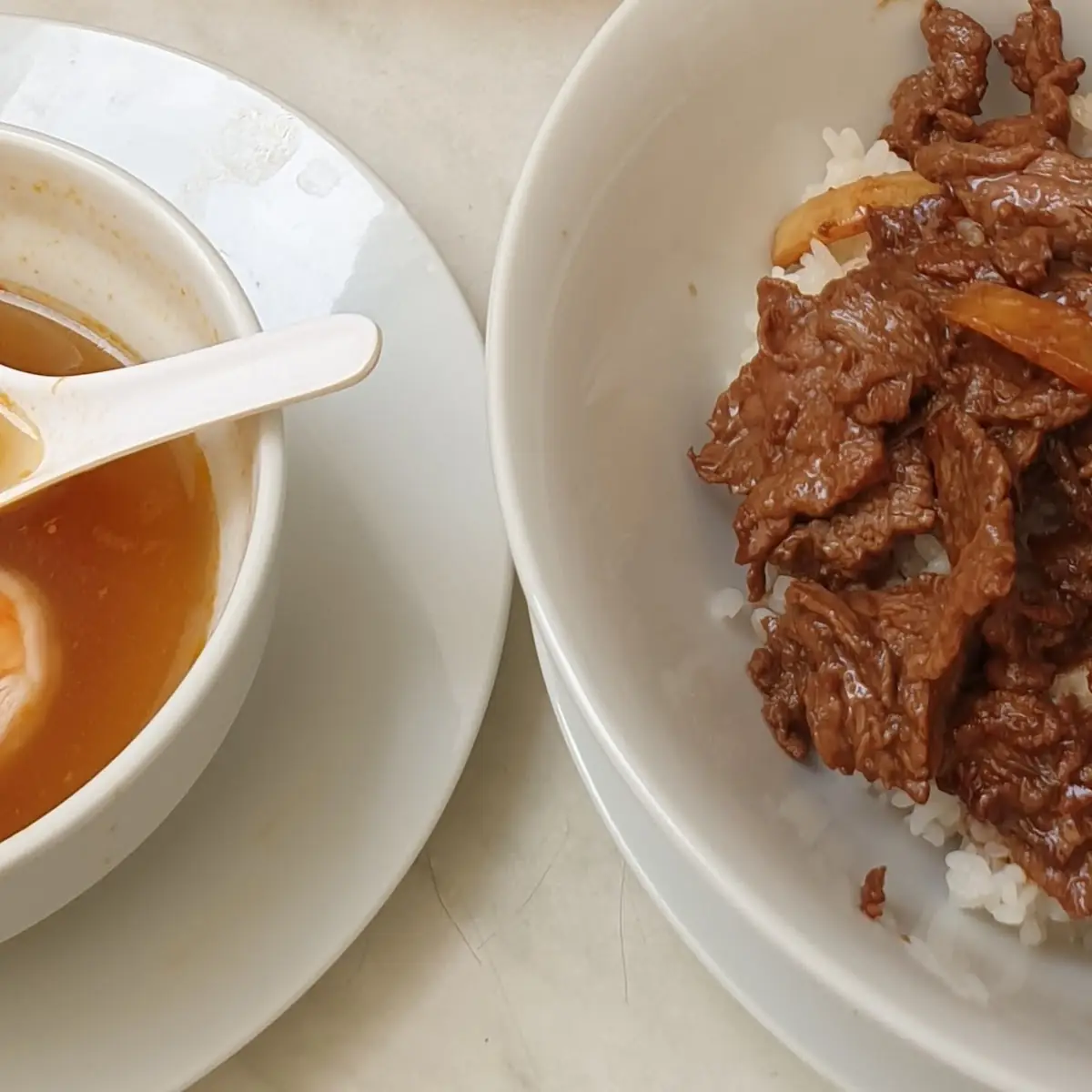 Shapu Shapu Und Rindfleisch Mit Zwiebeln Und Reis