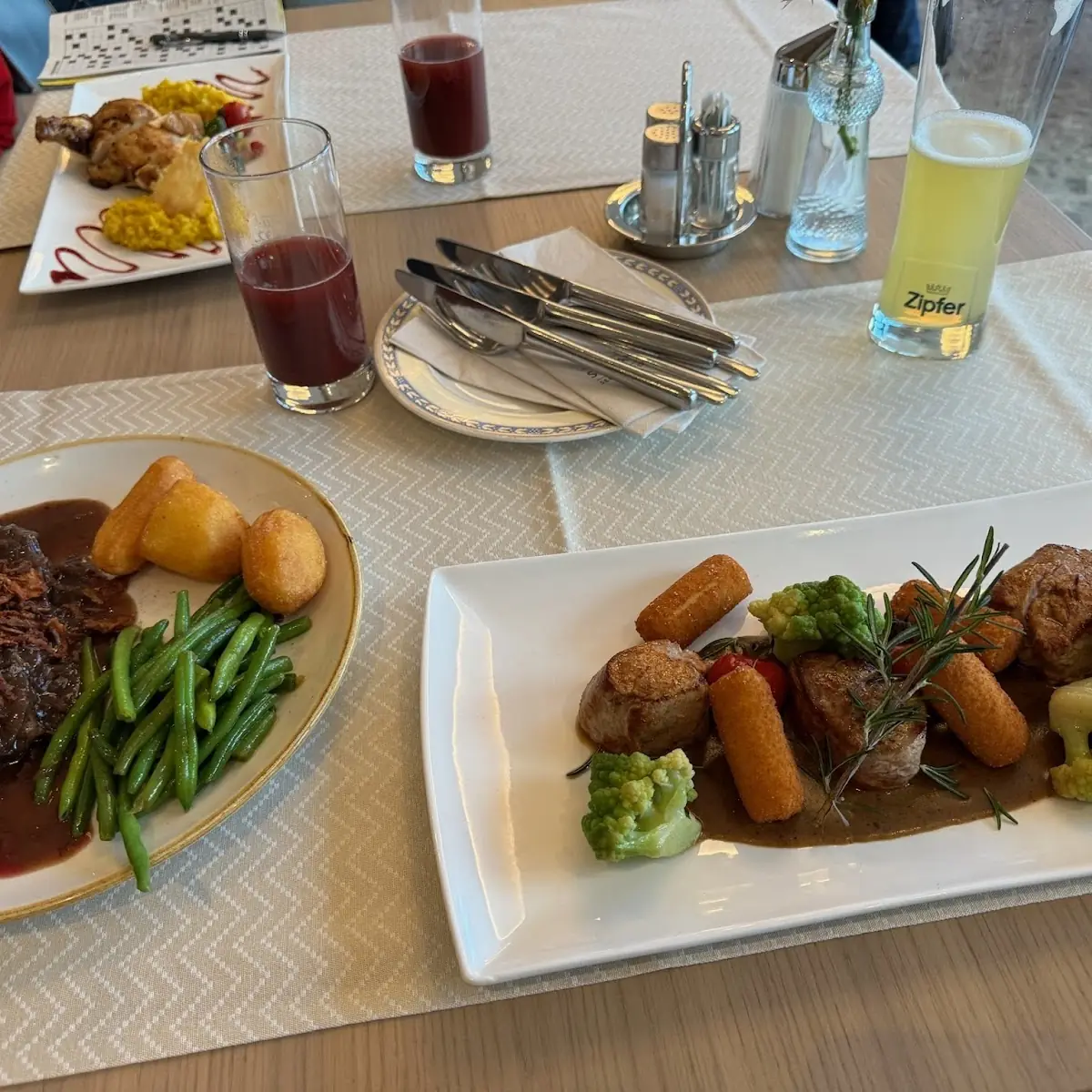 Zwiebelrostbraten Mit Bratkartoffeln Und Bohnen