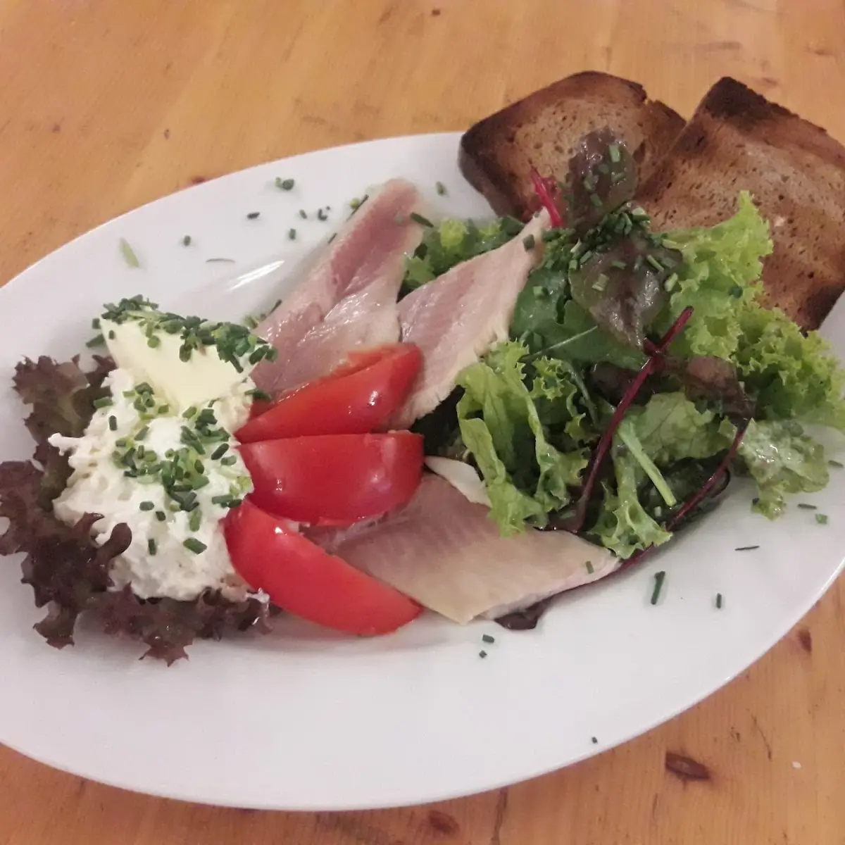 Geräuchertes Forellenfilet Auf Salatbett Dazu Oberskren & Getoastetes Schwarzbrot
