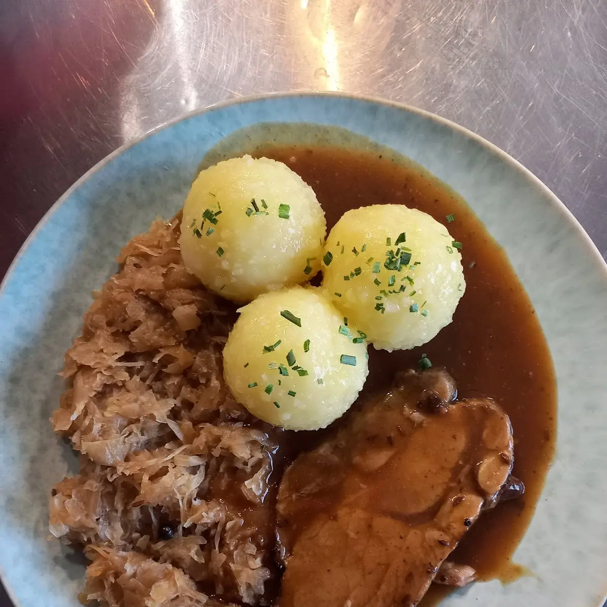 Schweinebraten Mit Sauerkraut Und Erdäpfelknödel
