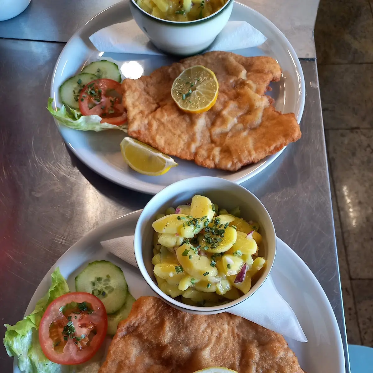 Surschnitzel Mit Erdäpfel Gurkensalat