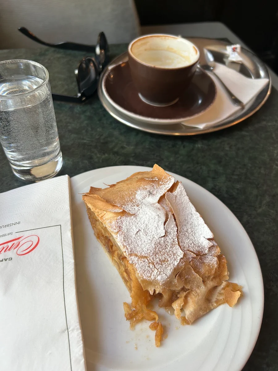 Apfelstrudel Mit Vanillesauce