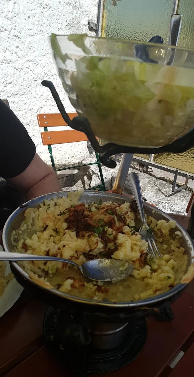 Kasnocken Mit Bierkäs Und Salat