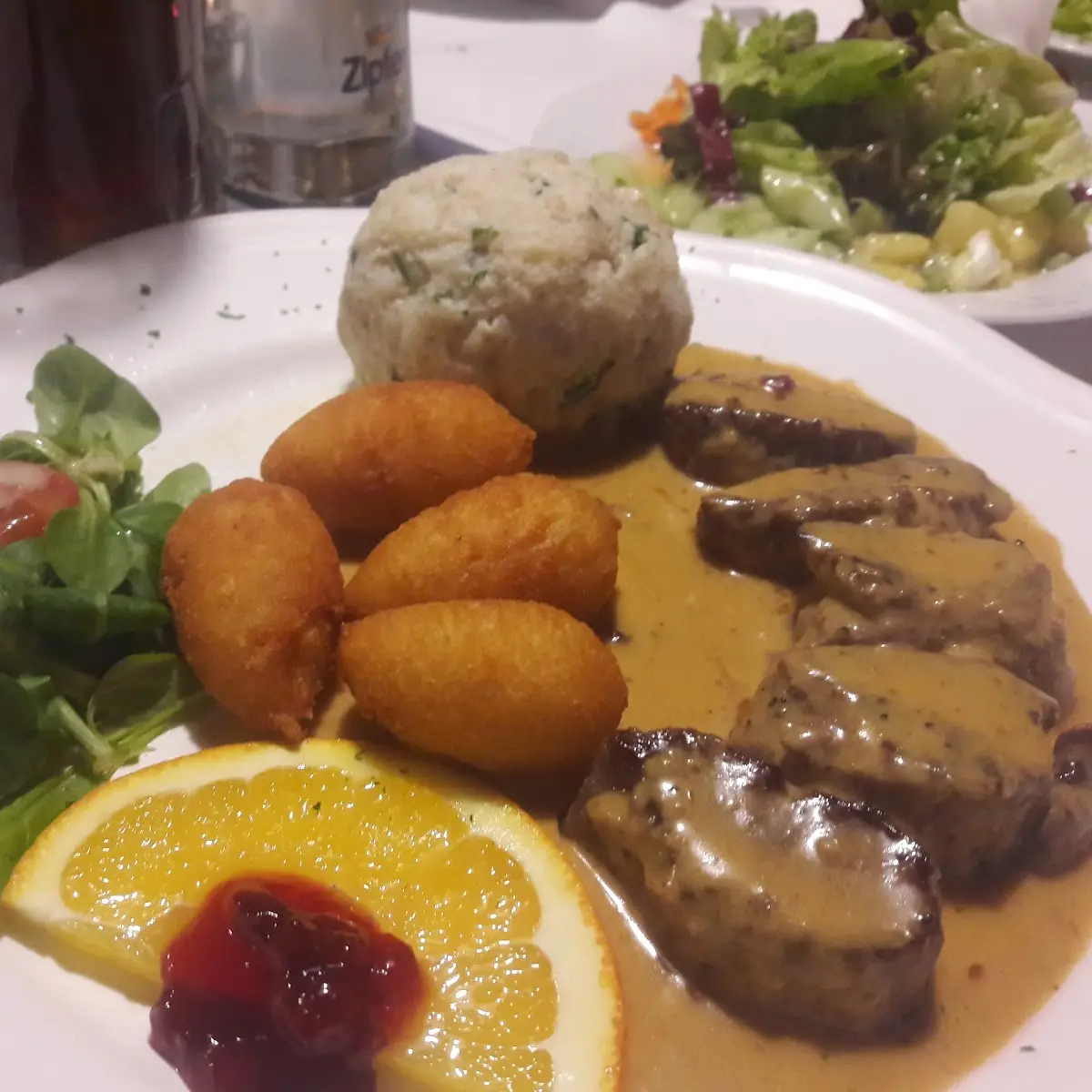 Rehfilet Mit Knödel Und Kroketten In Rahmsauce