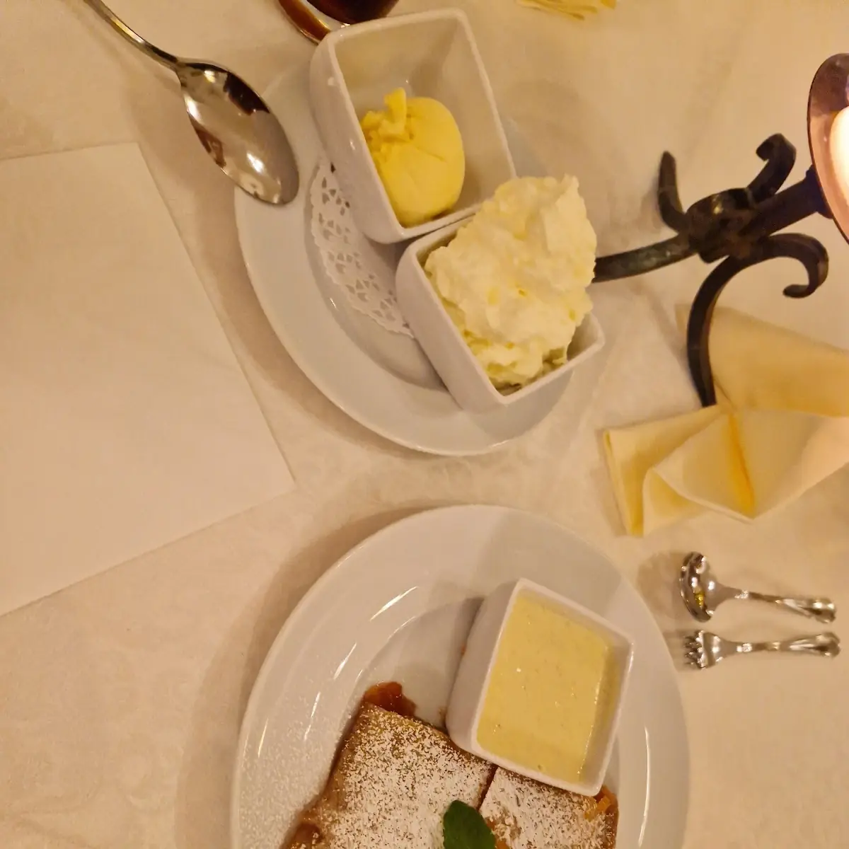 Apfelstrudel Mit Vanillesauce Und -eis