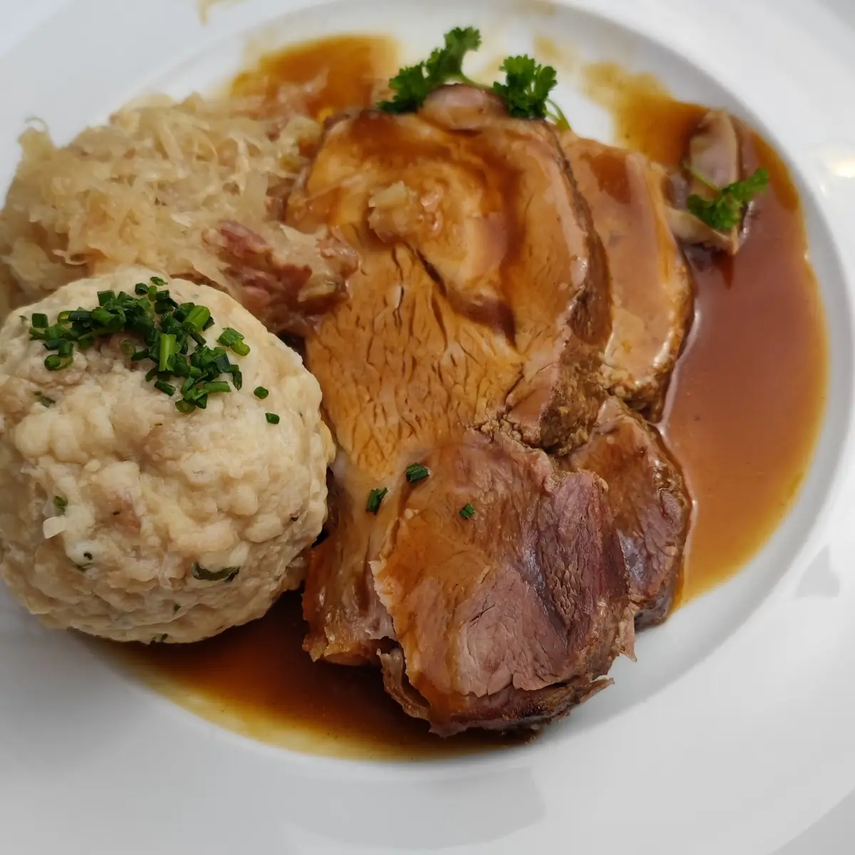 Schweinsbraten Mit Semmelknödel Und Sauerkraut