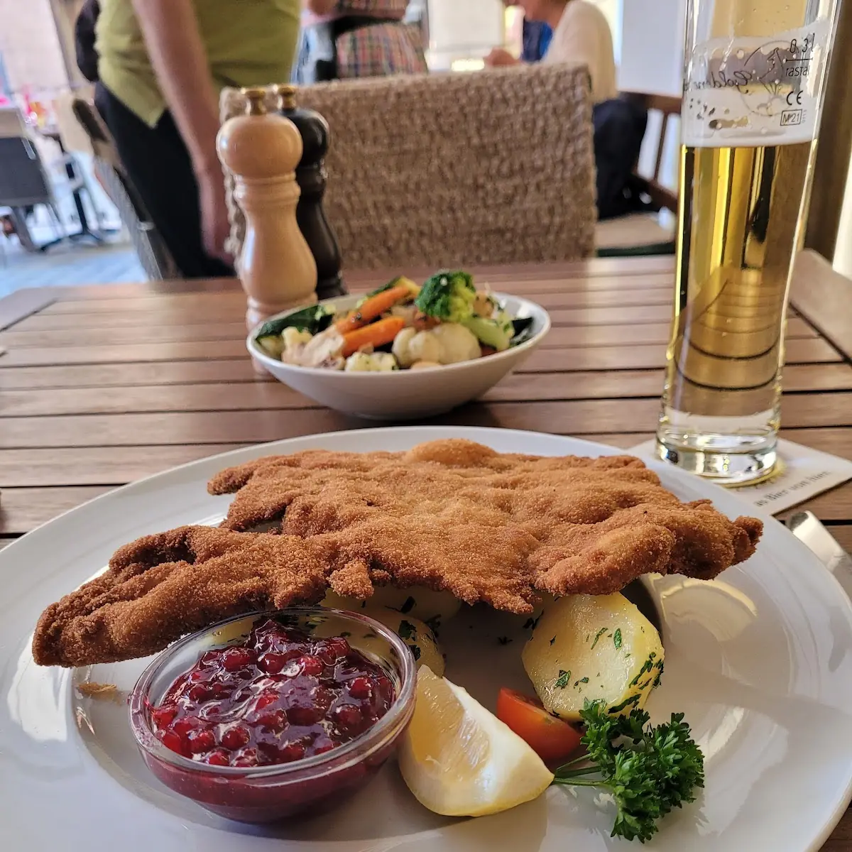 Wiener Schnitzel Vom Kalb Rindergulasch Mit Semmelknödel