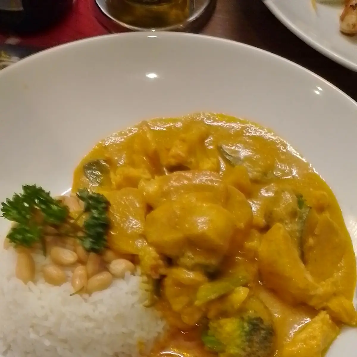 Curry-reis Mit Erdnüsse Gemüse Und Huhn