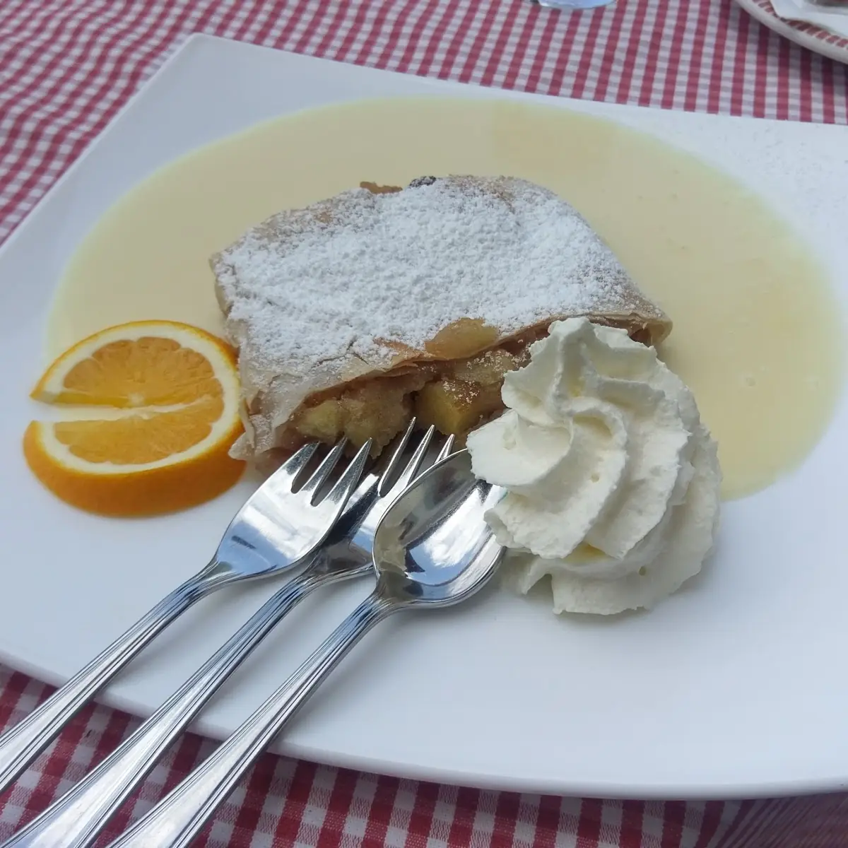 Apfelstrudel Schlagobers