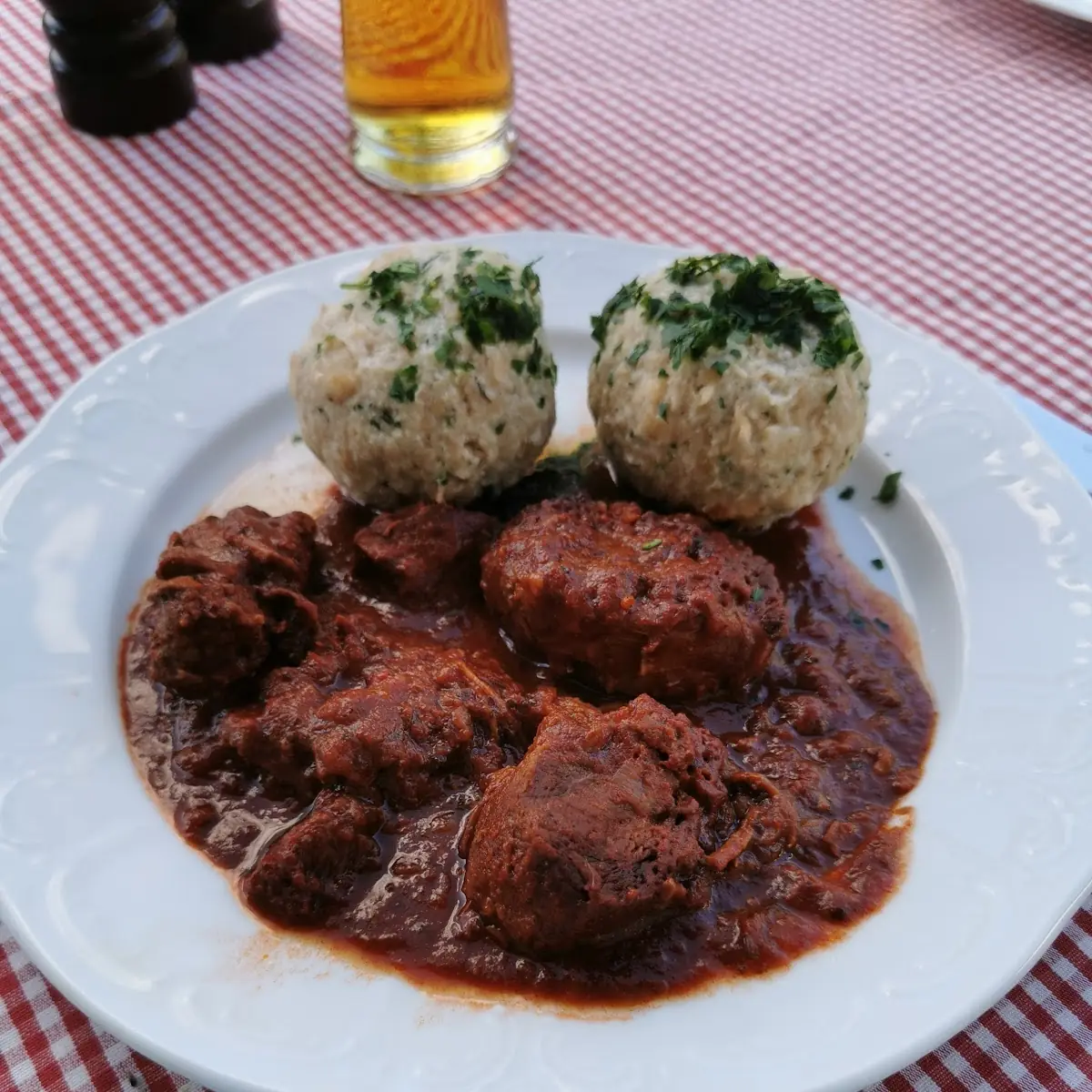 Gulasch Mit Semmelknödel