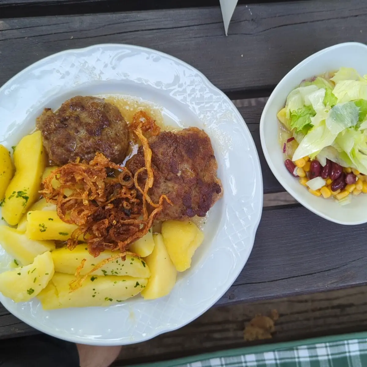 Faschiertes Laibchen Mit Salat