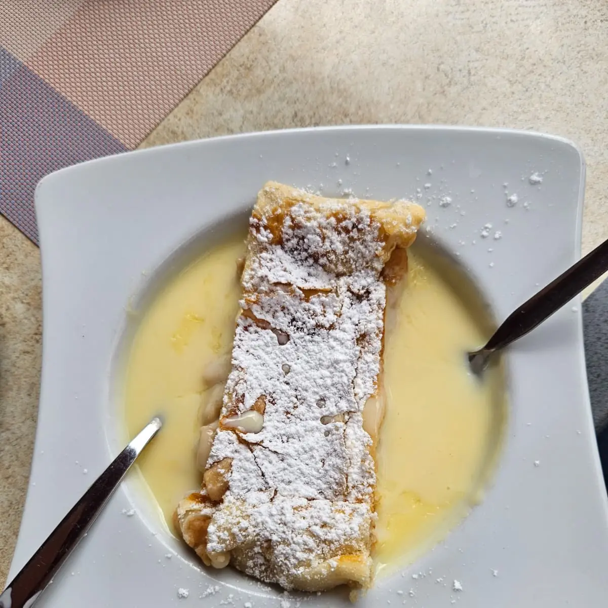 Apfelstrudel In Vanillesausd