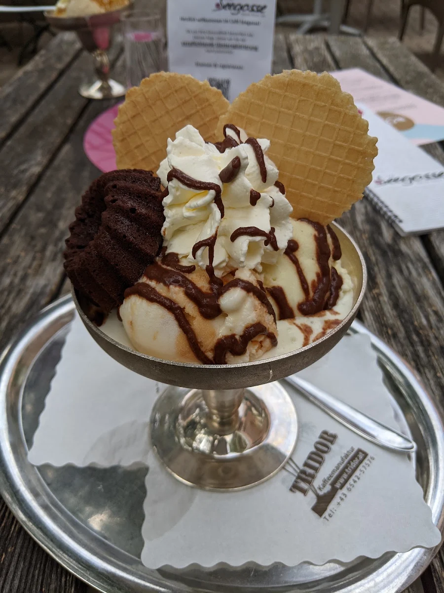Sacher Eisbecher