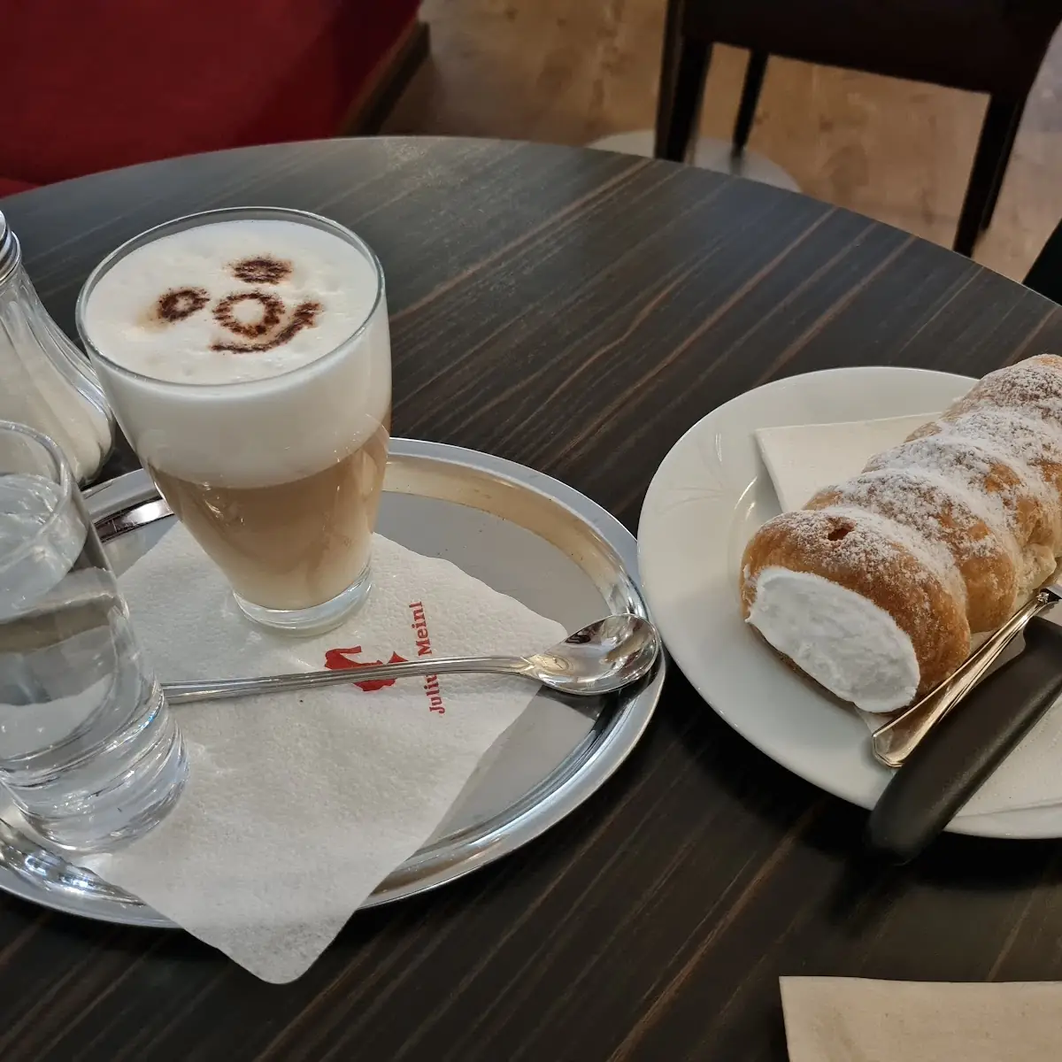 Latte Macchiato Mit Schaumrolle