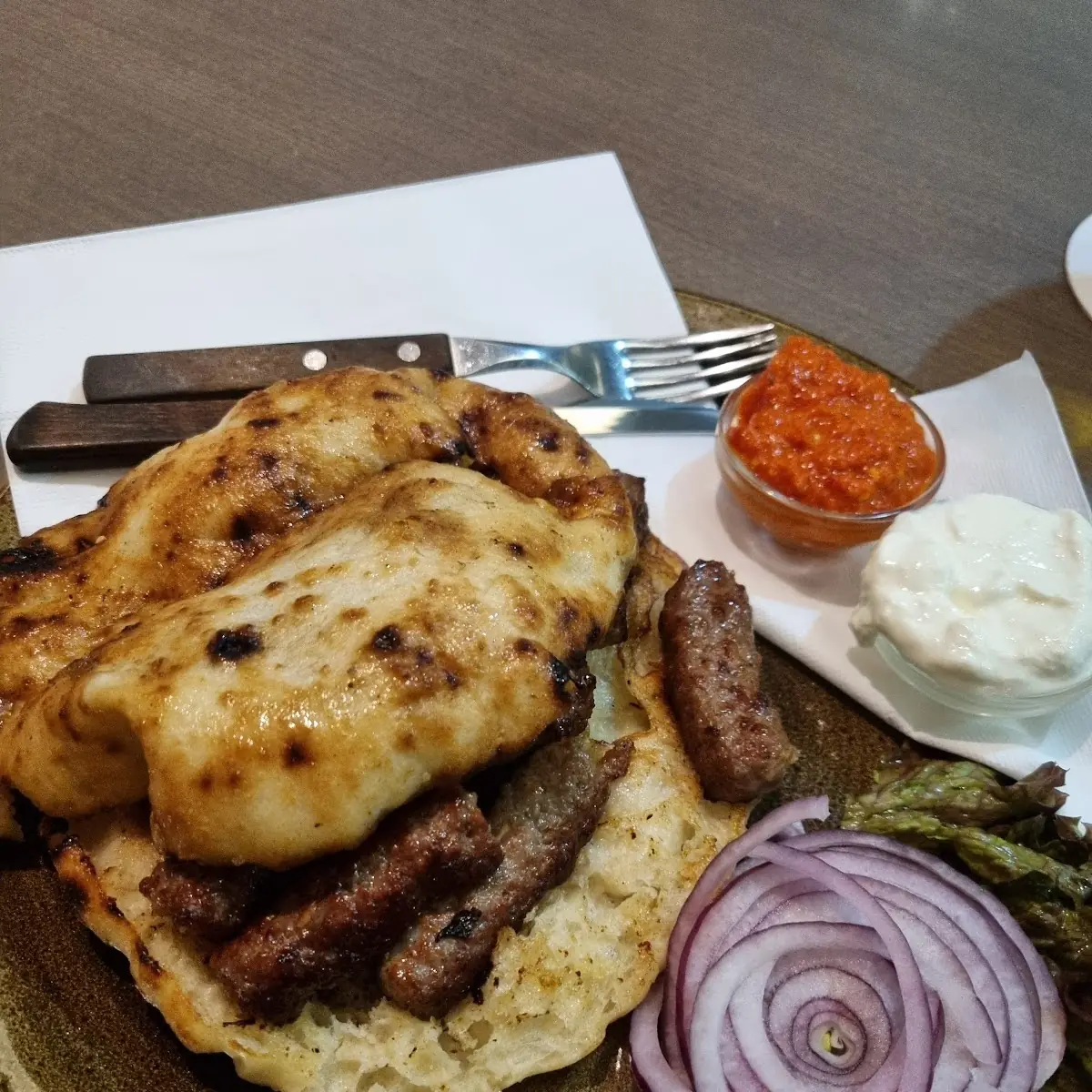 Cevapcici Im Fladenbrot, Sportsbar-Happyland
