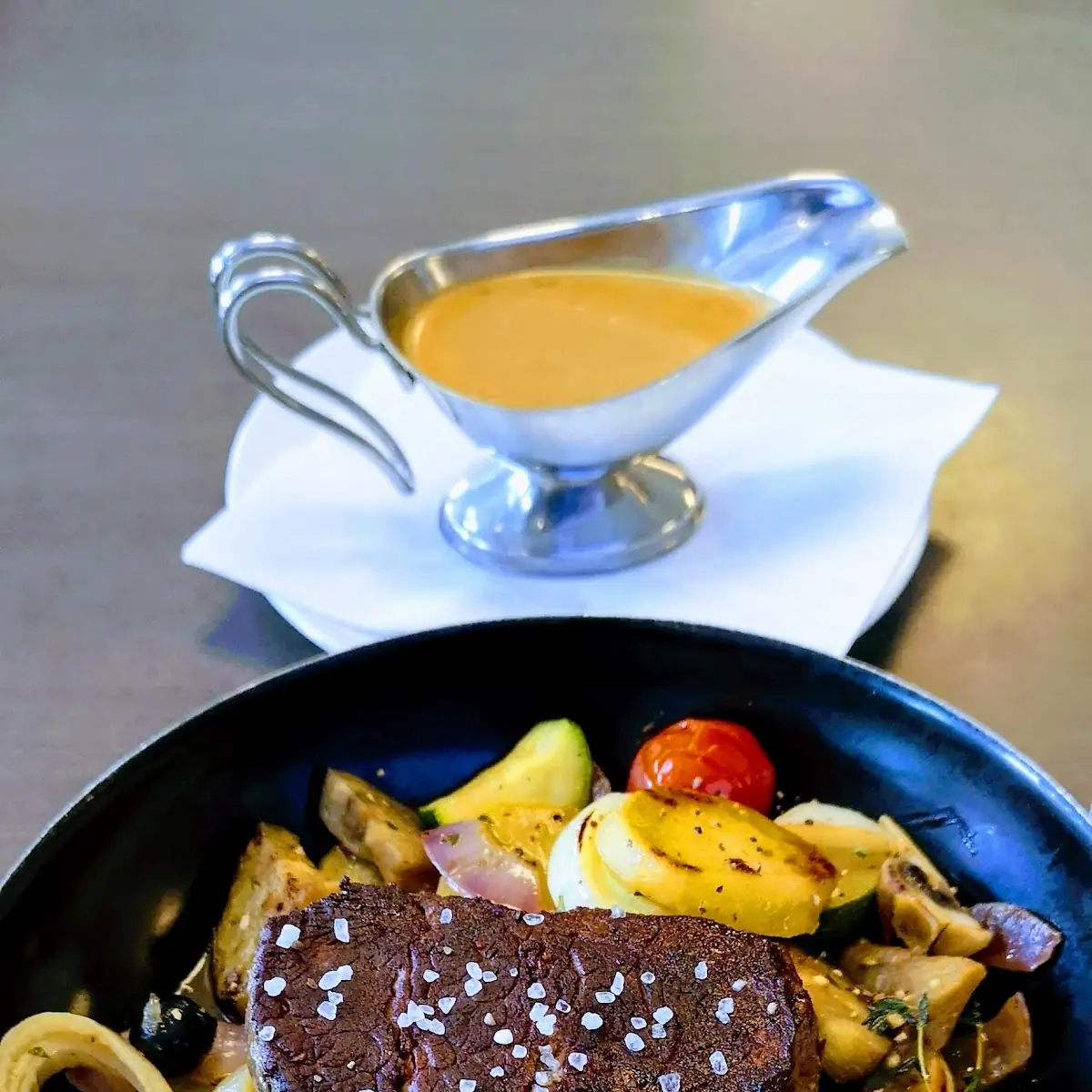Filetsteak In Pfeffersauce Und Schmorgemüse
