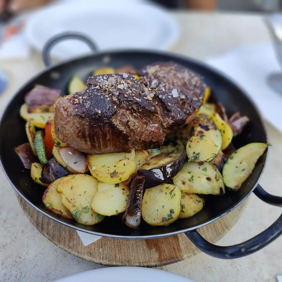 Filetsteak Mit Knackigem Gemüse Und Pfeffersauce, Sportsbar-Happyland