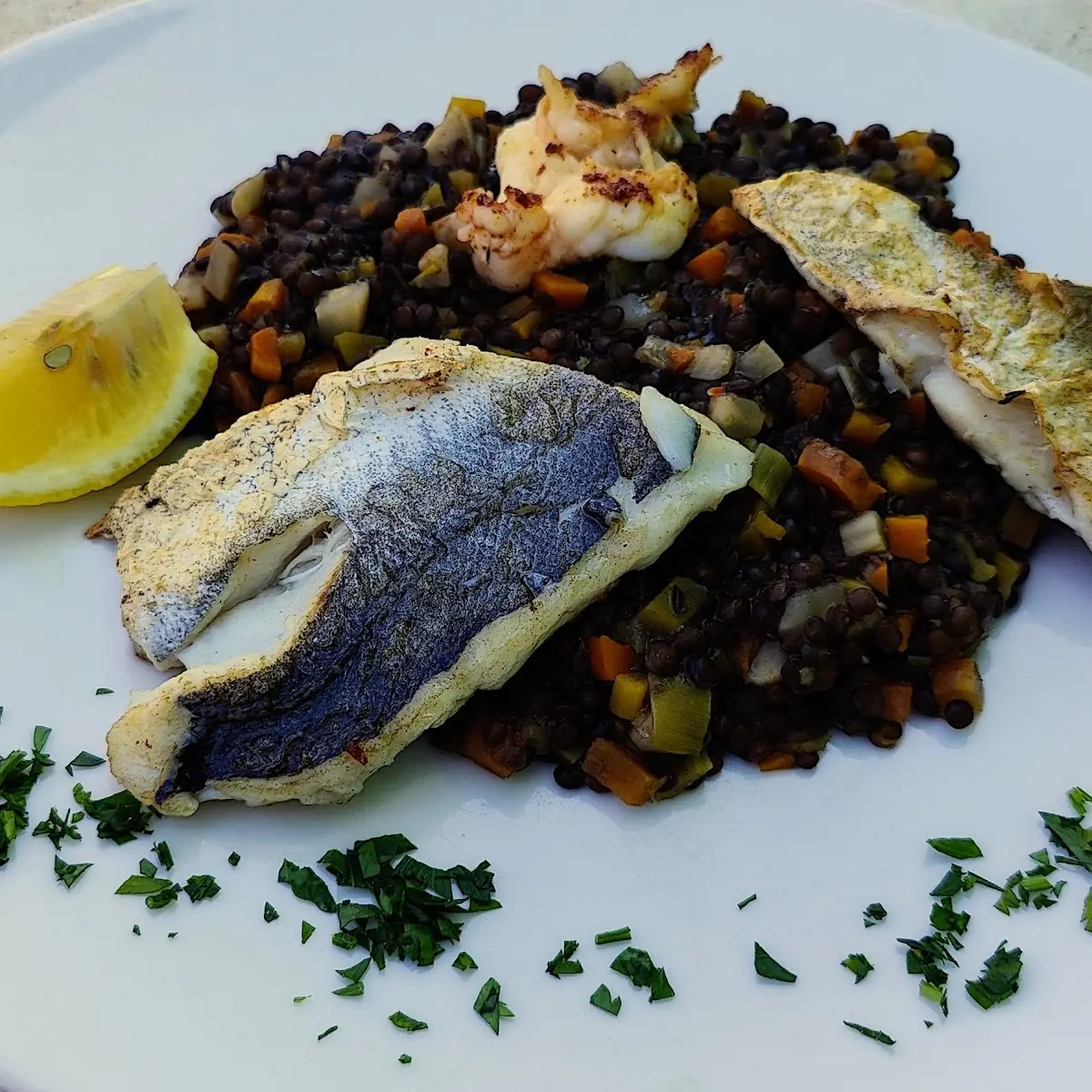 Gegrillte Fisch-variation Mit Belugalinsen-gemüse