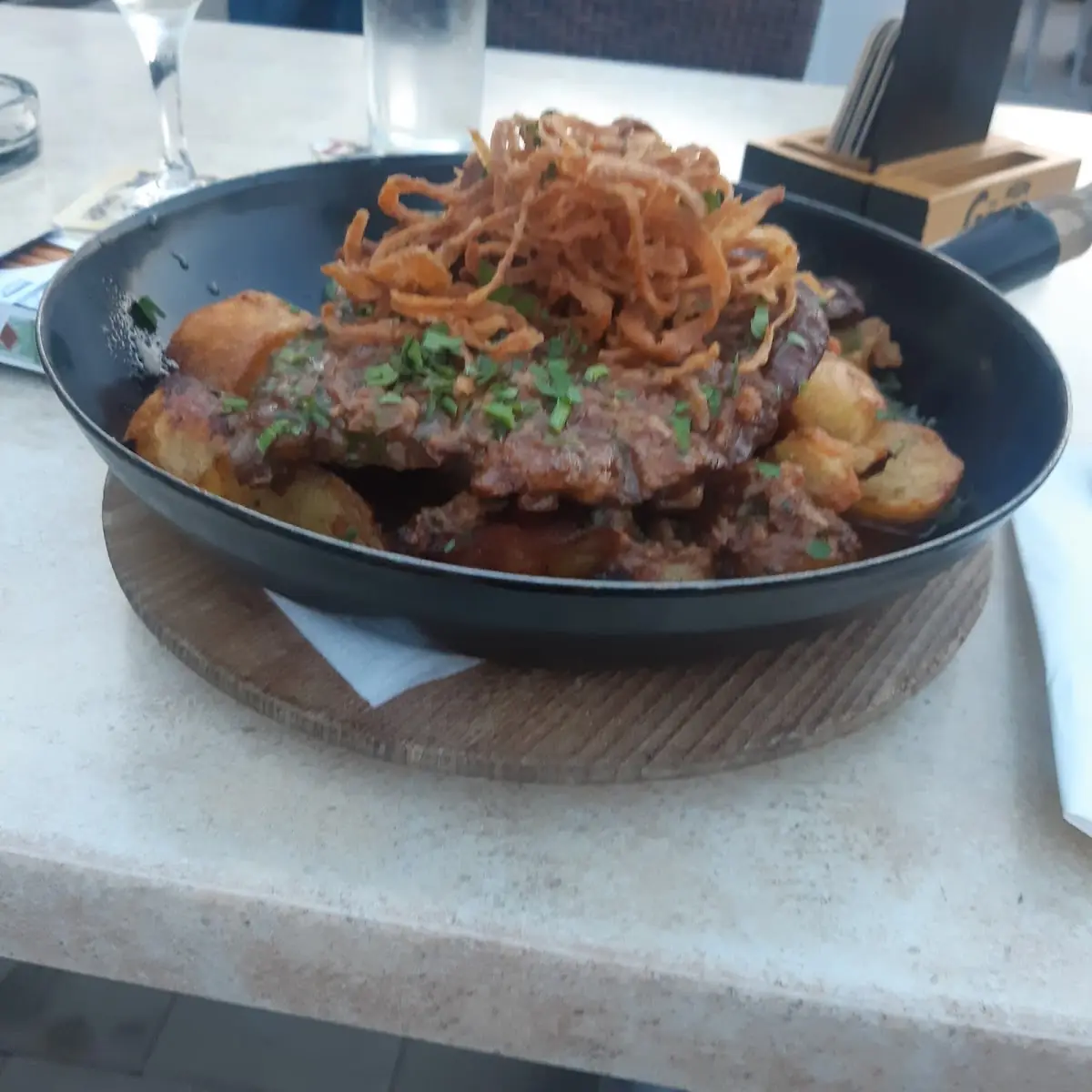 Zwiebelrostbraten, Sportsbar-Happyland