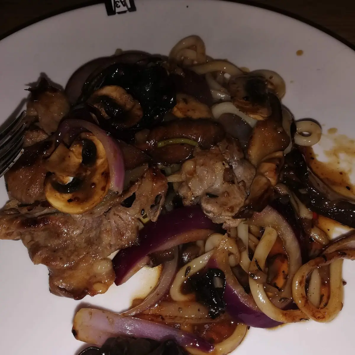 Teppanaky Rindfleisch Mit Pilzen Und Zwiebeln Und Nudeln