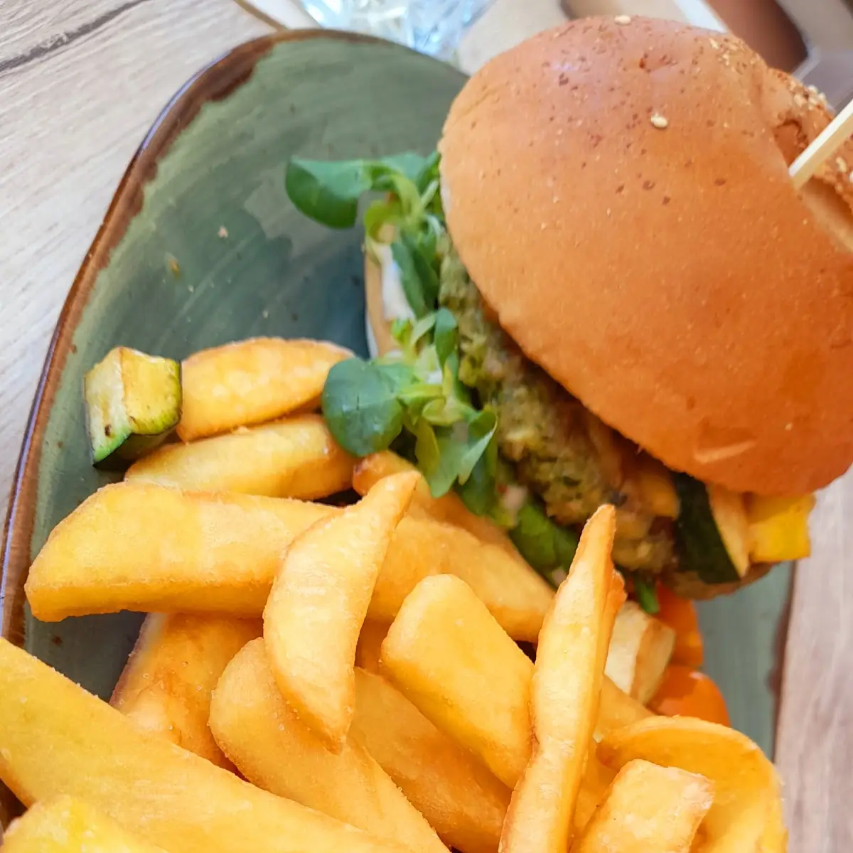 Greenhorn Burger Mit Pommes