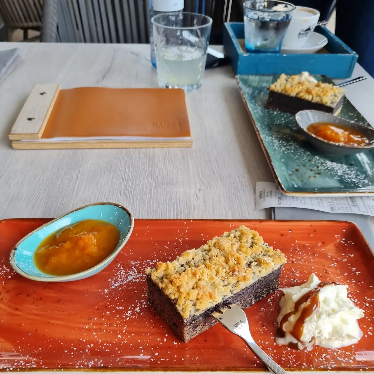 Mohnschnitte Mit Marillenröster U Sahne